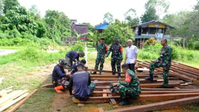 Pasiter Kodim 0912/Kubar Bersama Kabid Perkim Tinjau Sasaran Sumur Bor (TMAB) dan MCK di Kampung Tering