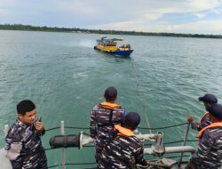 KRI Gulamah-869 Sigap Laksanakan SAR KM Wahyu Abadi 88 di Selat Sele