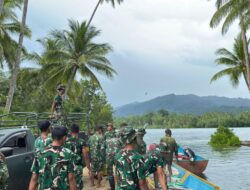 TMMD Ke-127 Kaimana Pacu Pembangunan Kampung Sisir Lewat Sinergi TNI dan Warga Saat Pengiriman Material