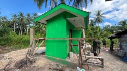 Terus Dikebut TMMD Ke-127 Kodim 1804/Kaimana Capai 59 Persen, Pemasangan Tegel MCK