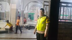 Bhabinkamtibmas Polsek Cikupa Amankan Sholat Tarawih di Masjid Jami Nurul Nururrohman