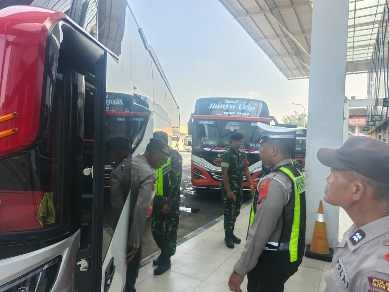 Pospam Terminal Patria Siaga, Babinsa Serda Hariyanto Pastikan Situasi Kondusif Menjelang Lebaran