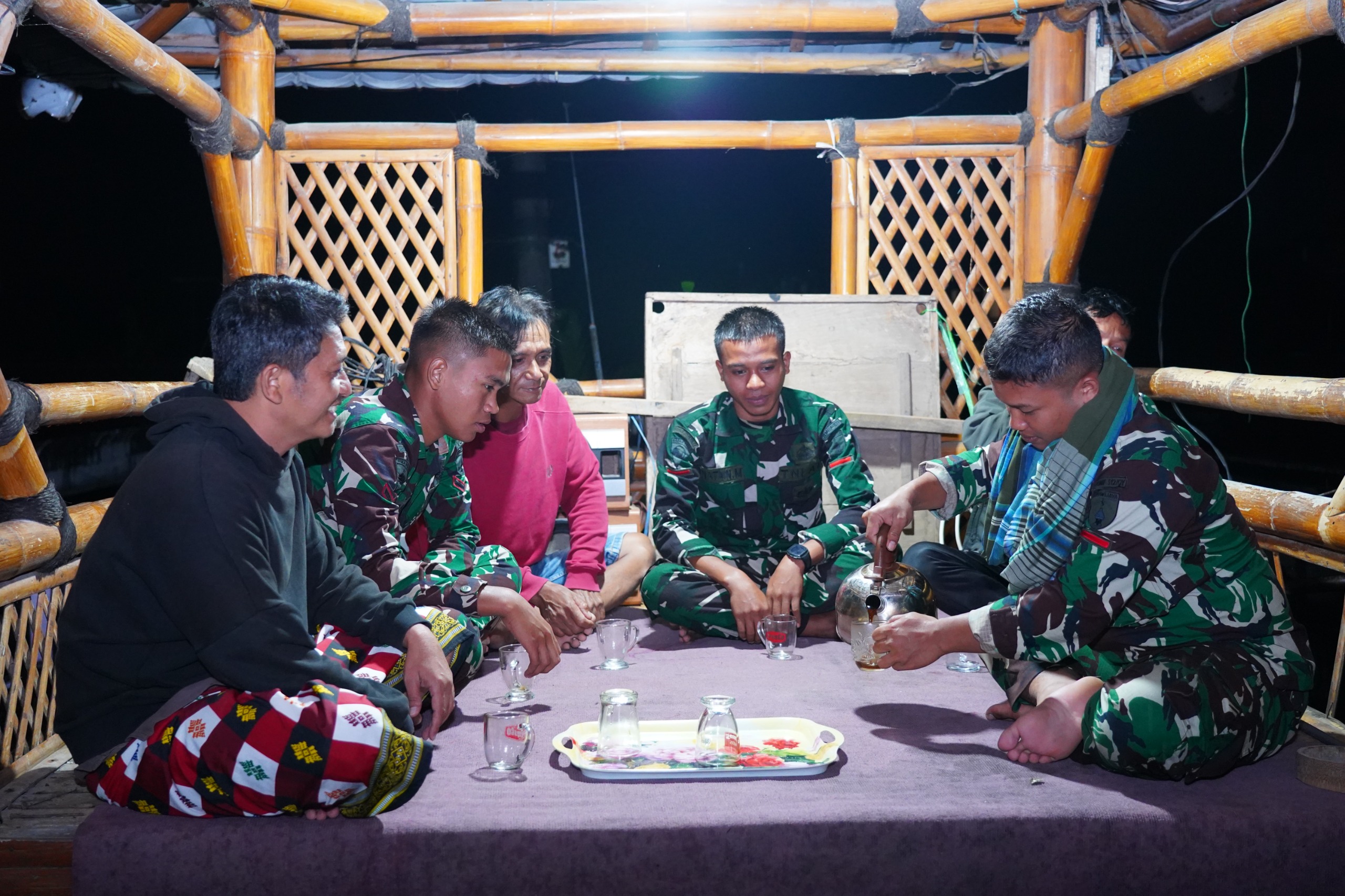 Pererat Kemanunggalan, Satgas TMMD Ke 127 Kodim 0808/Blitar Gelar Ronda Malam Bersama Warga Dusun Tirtomoyo 1 01