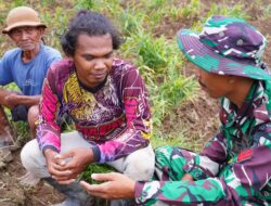 Disela Kesibukan, Satgas TMMD KE-127 Kodim 0808/Blitar Jalin Keakraban Bersama Petani Di Desa Krisik