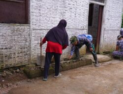 Sembari Menanti Buka Puasa, Satgas TMMD 127 Kodim Blitar Bantu Bersihkan Rumah Warga