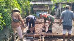 Wujud Kemanunggalan TNI-Rakyat, Babinsa Bakung Turun Langsung Bantu Warga 2 04 1