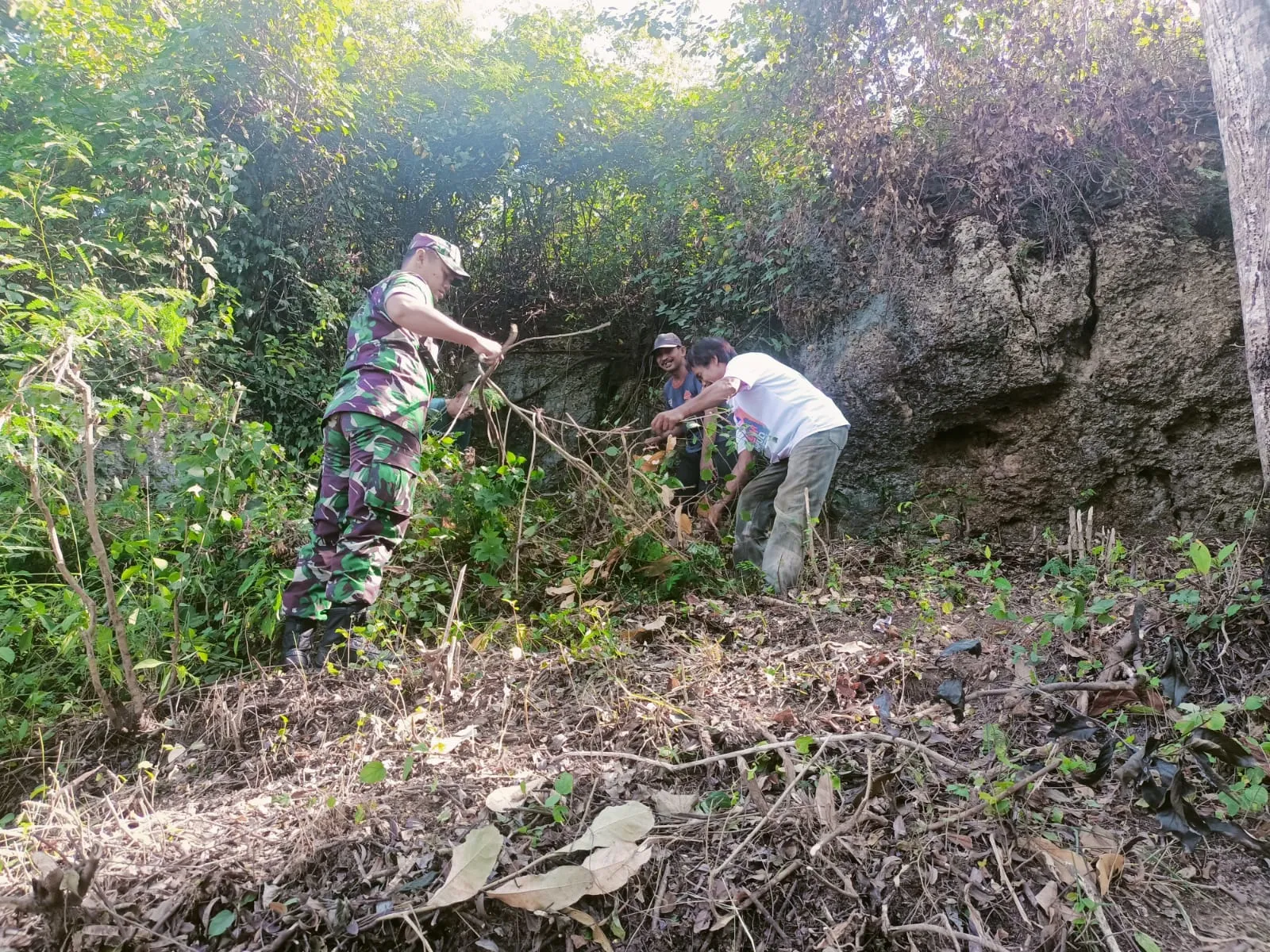 Sinergi TNI Dan Warga, Jumat Bersih Di Gunung Gundul Berjalan Semarak 1 05 1