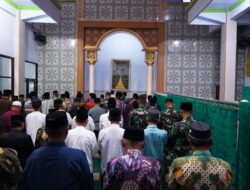 Hangatnya Kebersamaan, Satgas TMMD Ke 127 Kodim Blitar Buka Puasa Dan Tarawih Bersama Ansor Di Desa Krisik