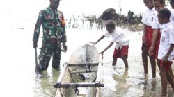 Kepedulian TMMD Ke-127 Kodim 1804/Kaimana Antar Anak Kampung Marsi ke Sekolah Lewat Jalur Laut 8 IMG 20260302 WA0054