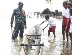 Kepedulian TMMD Ke-127 Kodim 1804/Kaimana Antar Anak Kampung Marsi ke Sekolah Lewat Jalur Laut