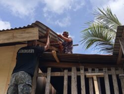 Personel TMMD Ke-127 Kodim 1514/Morotai Lanjutkan Pekerjaan Flur Lantai dan Pemasangan Lisplang RTLH