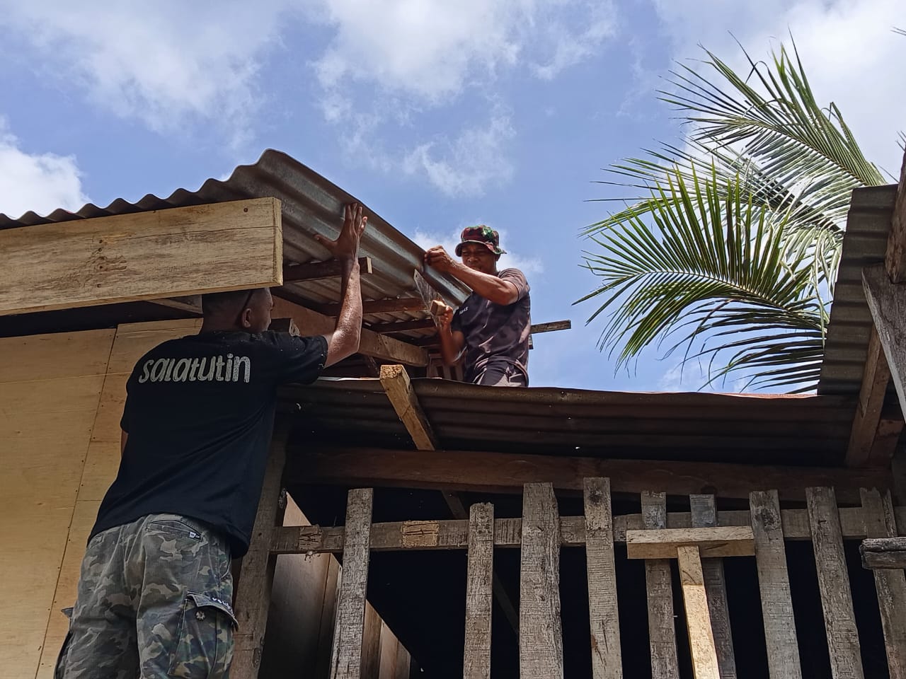 Personel TMMD Ke-127 Kodim 1514/Morotai Lanjutkan Pekerjaan Flur Lantai dan Pemasangan Lisplang RTLH 1 IMG 20260303 WA0028