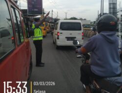 Personel Lantas Polsek Cikupa Laksanakan Pengaturan Arus Lalu Lintas Sore Hari di Jalan Raya Serang