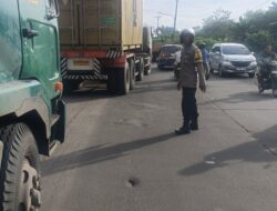 Personel Polsek Cikupa Sigap Tindaklanjuti Laporan 110 Terkait Truk Parkir Sembarangan