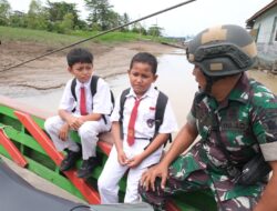 Berangkat ke Sasaran TMAB dan MCK, Serka Joko Bertemu Pejuang Cilik di Atas Penyeberangan Sungai Mahakam