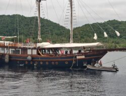 Kapal TNI AL Selamatkan dan Evakuasi Kapal Pesiar KLM Sanya Pacific High di Perairan Raja Ampat