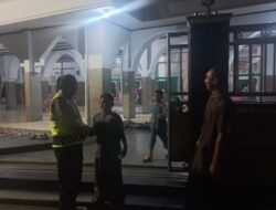 AIPTU Mukhsodin Amankan Sholat Tarawih di Masjid Jami Nururrohman