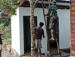 Personel TMMD Ke-127 Kodim 1514/Morotai Laksanakan Pengecatan MCK di Desa Dehegila