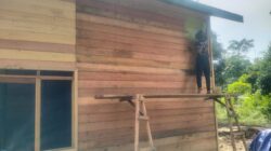 Pastikan Rumah Lebih Awet, Satgas TMMD Wiltas Ke-127 Genjot Pengecatan