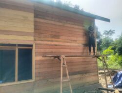 Pastikan Rumah Lebih Awet, Satgas TMMD Wiltas Ke-127 Genjot Pengecatan