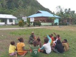 Hangatnya Kebersamaan Satgas TMMD 127 Kodim 1804/Kaimana, Babinsa Tanamkan Wawasan Kebangsaan kepada Anak-anak Kampung Marsi