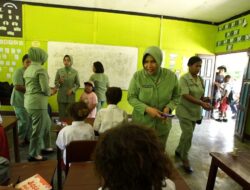 Persit KCK Kodim 1804/Kaimana Edukasi Siswa SD Kampung Sisir di TMMD ke-127