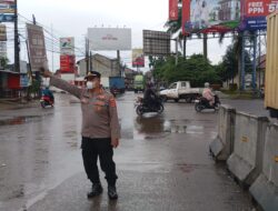 IPTU Rusandi Pimpin Pengaturan Arus Lalu Lintas Sore di Simpang Cikupamas