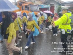 Personel Lantas Polsek Cikupa Laksanakan PECAK Pengaturan Arus Lalu Lintas Sore di Jalan Raya Serang