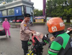 Polsek Cikupa dan Bhayangkari Ranting Cikupa Bagikan 250 Paket Takjil Gratis kepada Pengguna Jalan