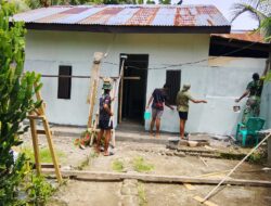 Personel TMMD Ke-127 Kodim 1514/Morotai Laksanakan Pengecatan RTLH di Desa Mandiri