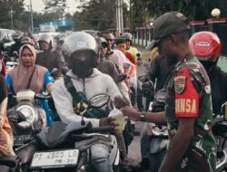 Berbagi Kebahagiaan di Bulan Suci Ramadan, Koramil Kokonao dan Koramil Timika Bagikan Takjil kepada Pengguna Jalan