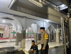 Brigadir Ibnu Dermawan Laksanakan Pengamanan Sholat Tarawih di Masjid Jami Nurul Nururrohman