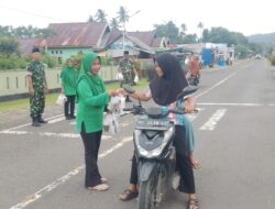 Indahnya Berbagi, Anggota Koramil 1505-05/Sofifi dan Persit Bagikan Takjil Jelang Berbuka