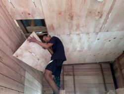 Satgas TMMD Kodim 0912/Kubar Bersama Warga Pasang Plafon RTLH di Kampung Linggang Amer