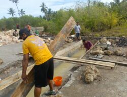 Personel TMMD Ke-127 Kodim 1514/Morotai Lanjutkan Pembuatan Drainase di Desa Gotalamo