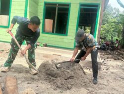 Semangat Gotong Royong, Warga Linggang Amer Bantu Satgas TMMD Buat Adukan Semen