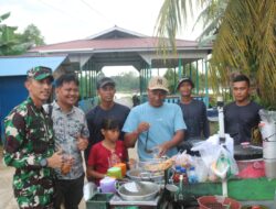 Menjelang Berbuka Puasa, Dansatgas TMMD Borong Pentol untuk Anak-anak Kampung Tering Lama