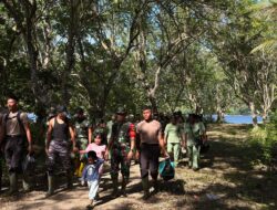 Dandim 1804/Kaimana dan Ketua Persit Tinjau Lokasi TMMD ke-127 di Kampung Sisir, Disambut Antusias Anak-Anak Sekolah