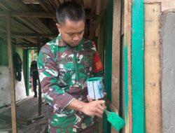 Dan SSK Satgas TMMD Bantu Pengecatan Kusen Pintu RTLH di Kampung Linggang Amer