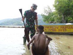 Dandim Kaimana Beri Himbauan Keselamatan kepada Anak-anak Kampung Namatota di Momentum TMMD 127