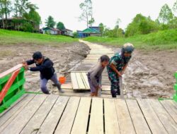 Aksi Nyata Satgas TMMD, Bantu Warga Dorong Kapal Penyeberangan