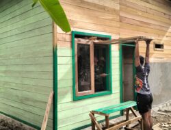 Hampir Rampung, Anggota Satgas TMMD Pasang Jendela RTLH di Kampung Linggang Amer