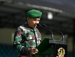 Dirbinjianbang Akmil Pimpin Upacara Bendera Minggu Kedua di Lapangan Sapta Marga