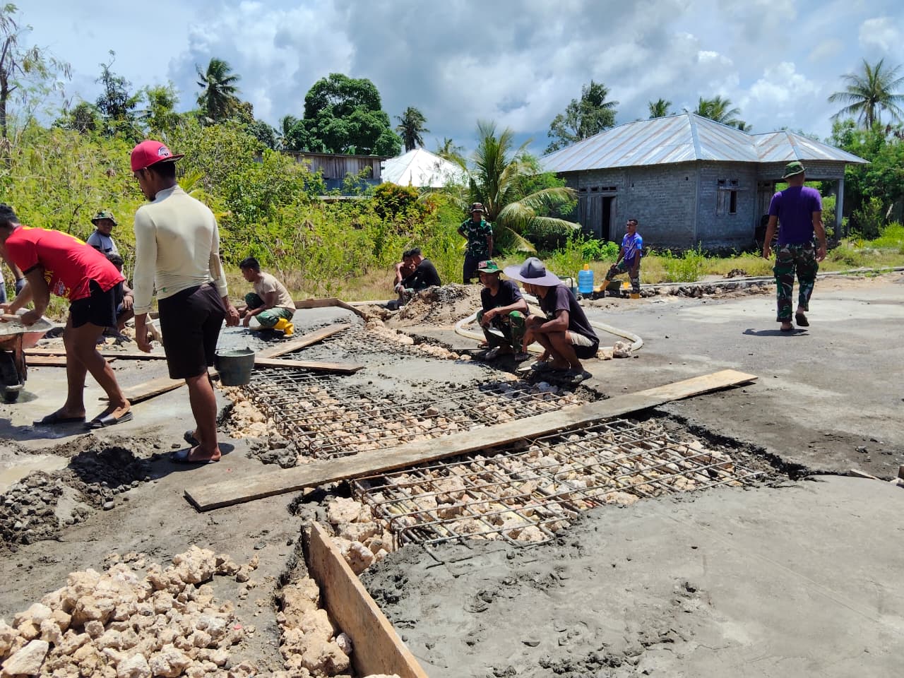Personel TMMD Ke-127 Kodim 1514/Morotai Laksanakan Pengecoran Plat Deker Gorong-Gorong di Desa Gotalamo 1 IMG 20260309 WA0011