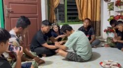 Sebelum TMMD Selesai, Warga Kampung Tering Lama Pasangkan Gelang kepada Satgas sebagai Simbol Kekeluargaan 1 IMG 20260309 WA0013