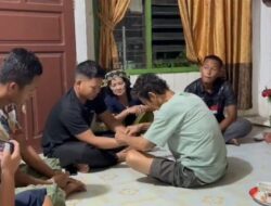 Sebelum TMMD Selesai, Warga Kampung Tering Lama Pasangkan Gelang kepada Satgas sebagai Simbol Kekeluargaan