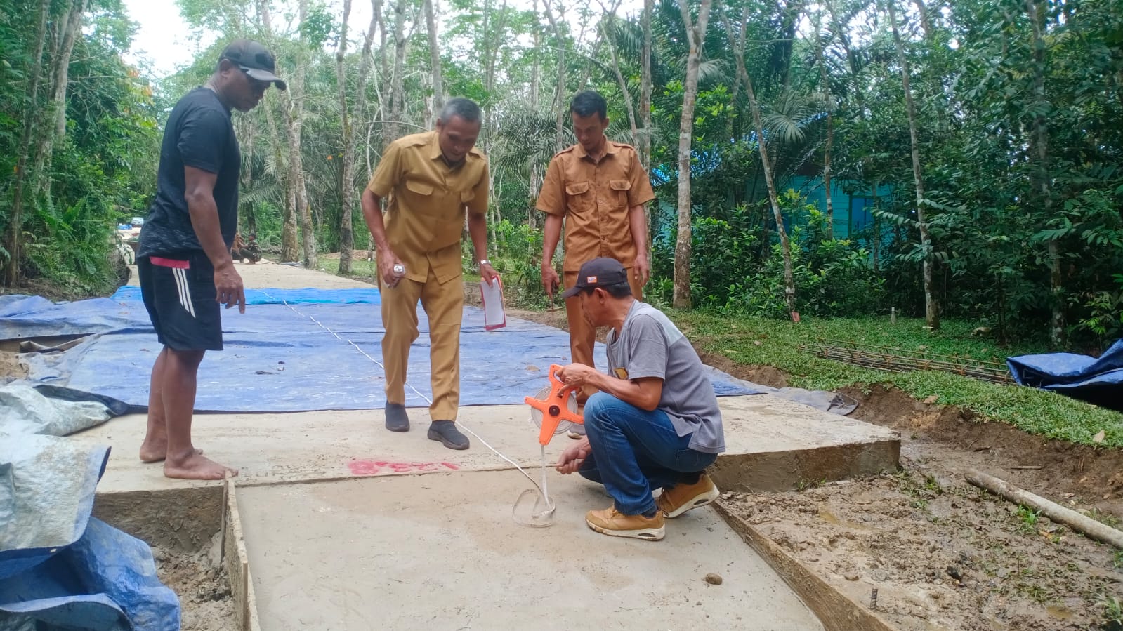 Semenisasi Jalan Program TMMD Selesai, Dinas PU Kutai Barat Turun Langsung ke Lokasi 1 IMG 20260309 WA0030