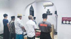 Personel Polsek Cikupa dan Warga Laksanakan Sholat Isya dan Tarawih Berjamaah