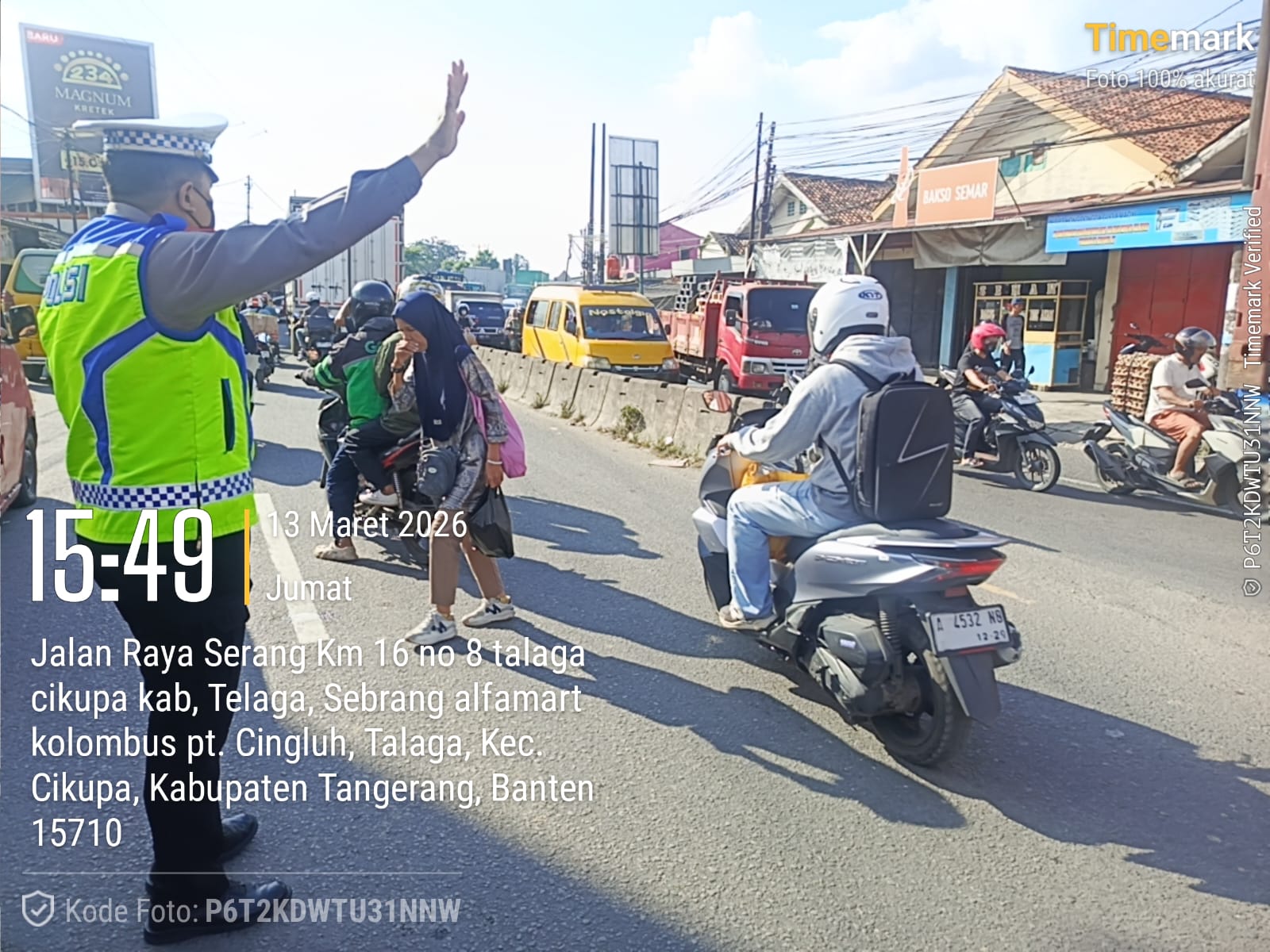 Personel Lantas Polsek Cikupa Laksanakan Pengaturan Arus Lalu Lintas Sore Hari di Pertigaan Columbus