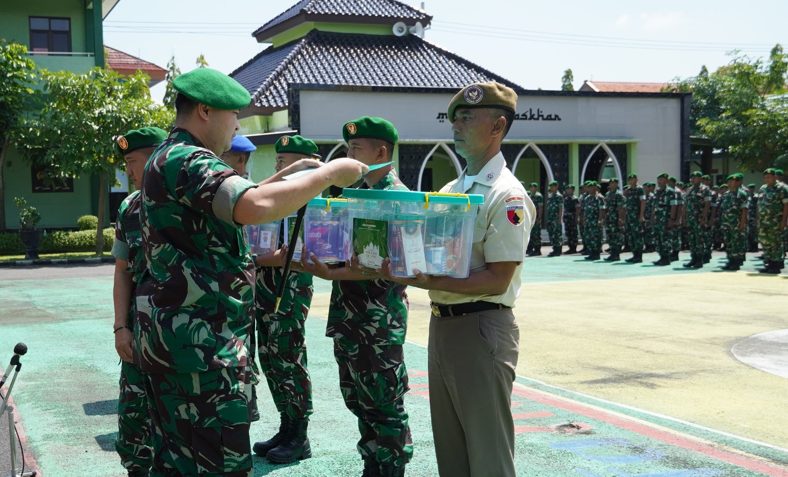 Berbagi Berkah, Dandim Bojonegoro berikan Bingkisan Lebaran untuk Anggota